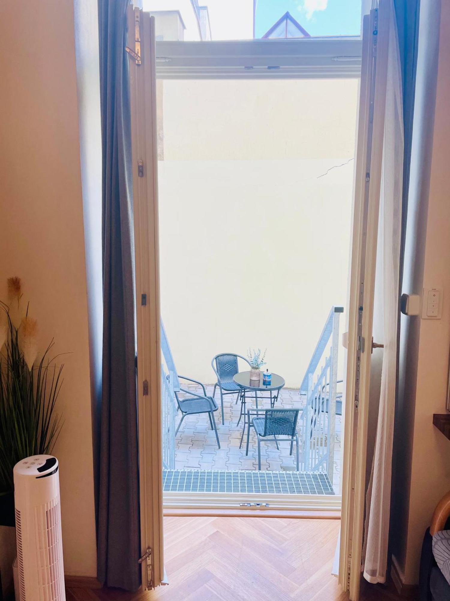 Cozy Design Homestay With Terrace Praha Exteriér fotografie